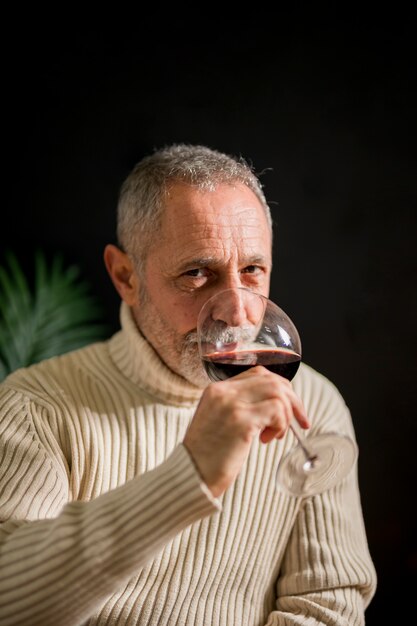 Homem sênior, bebendo, vinho tinto