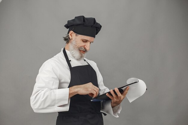 Homem sênior com pasta.