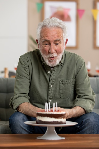 Foto grátis homem sênior comemorando seu aniversário