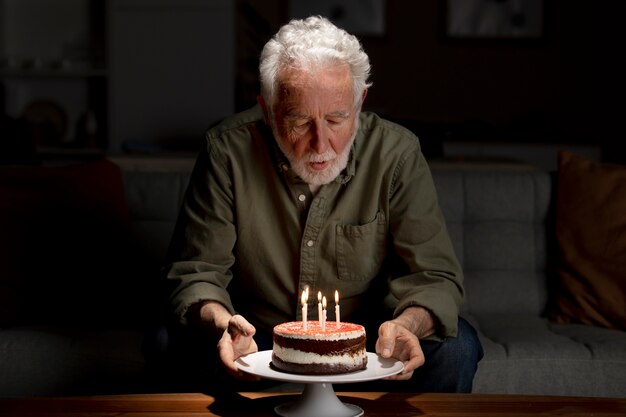 Homem sênior comemorando seu aniversário