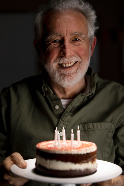 Homem sênior comemorando seu aniversário