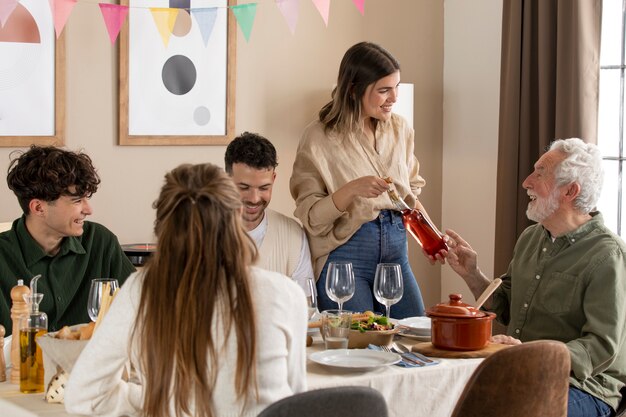 Homem sênior comemorando seu aniversário