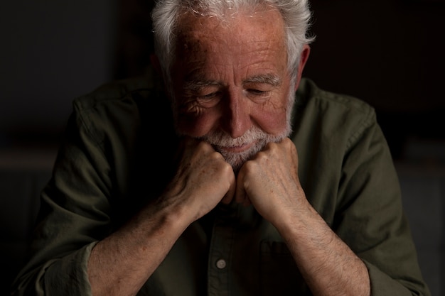 Foto grátis homem sênior comemorando seu aniversário