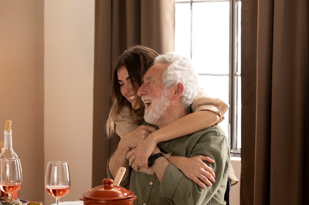 Foto grátis homem sênior comemorando seu aniversário