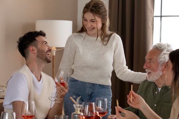 Homem sênior comemorando seu aniversário