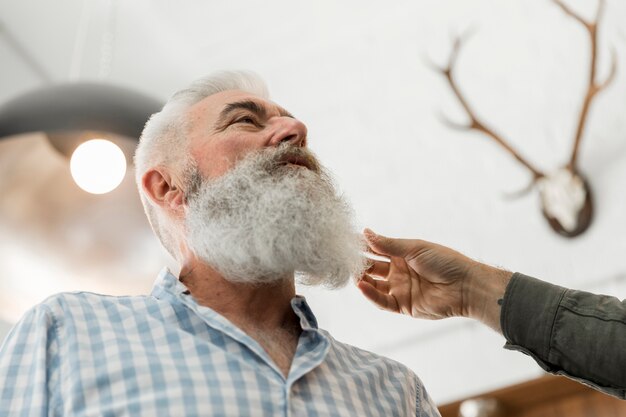 Homem sênior, consultar, barba, aparando, em, salão