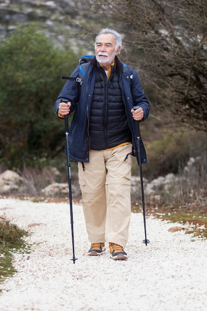 Foto grátis homem sênior de tiro completo caminhando