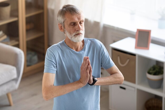 Homem sênior fazendo exercícios em casa