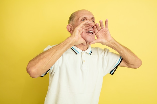 Foto grátis homem sênior ligando para alguém