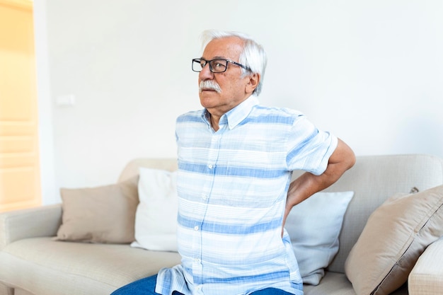 Homem sênior que sofre de dor nas costas homem idoso com hérnia de disco