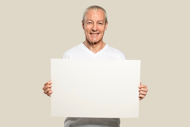 Homem sênior segurando um cartão em branco