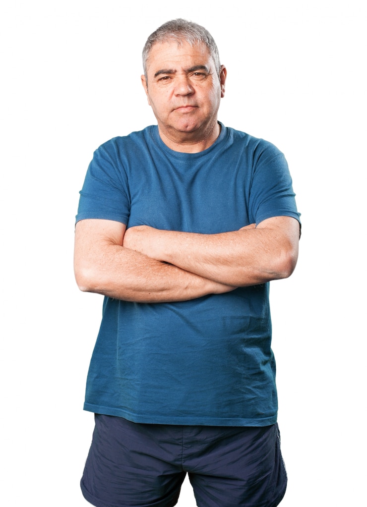 Foto grátis homem sênior sério com os braços cruzados