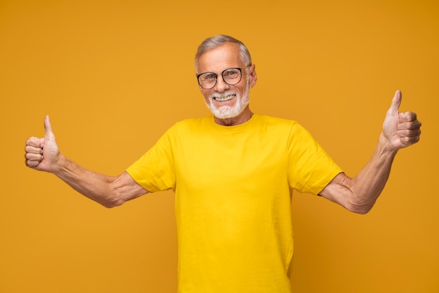 Foto grátis homem sênior sorridente de foto média posando