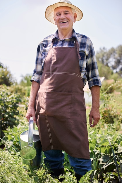 Homem sênior trabalhando no campo