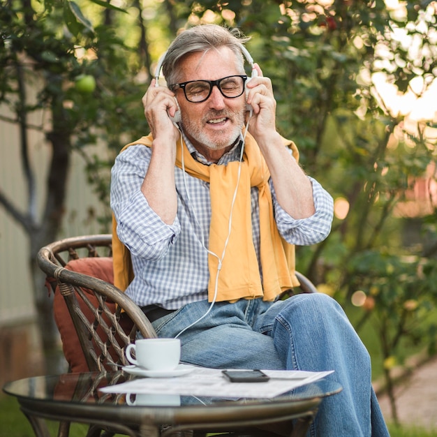 Homem sênior usando fones de ouvido