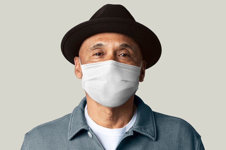 Foto grátis homem sênior usando máscara para campanha da covid-19