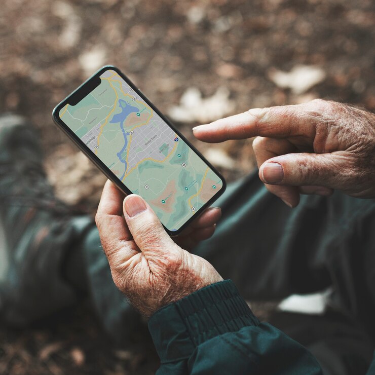Foto grátis homem sênior usando navegação gps em seu smartphone