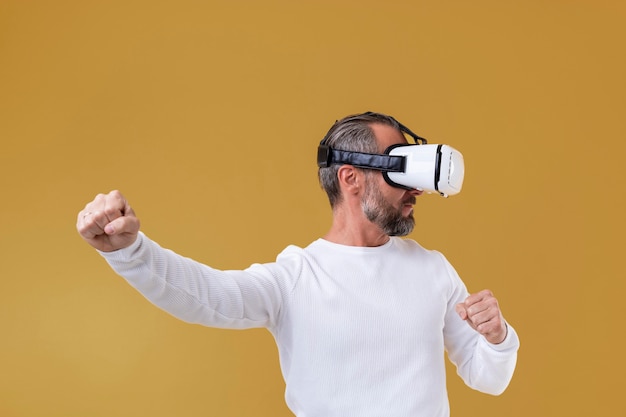 Homem sênior usando óculos de realidade virtual