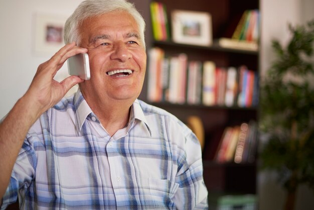 Homem sênior usando seu telefone celular