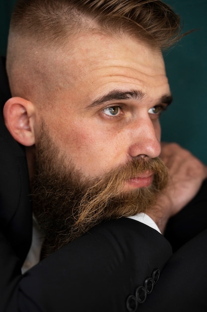 Foto grátis homem sensível de vista lateral em estúdio