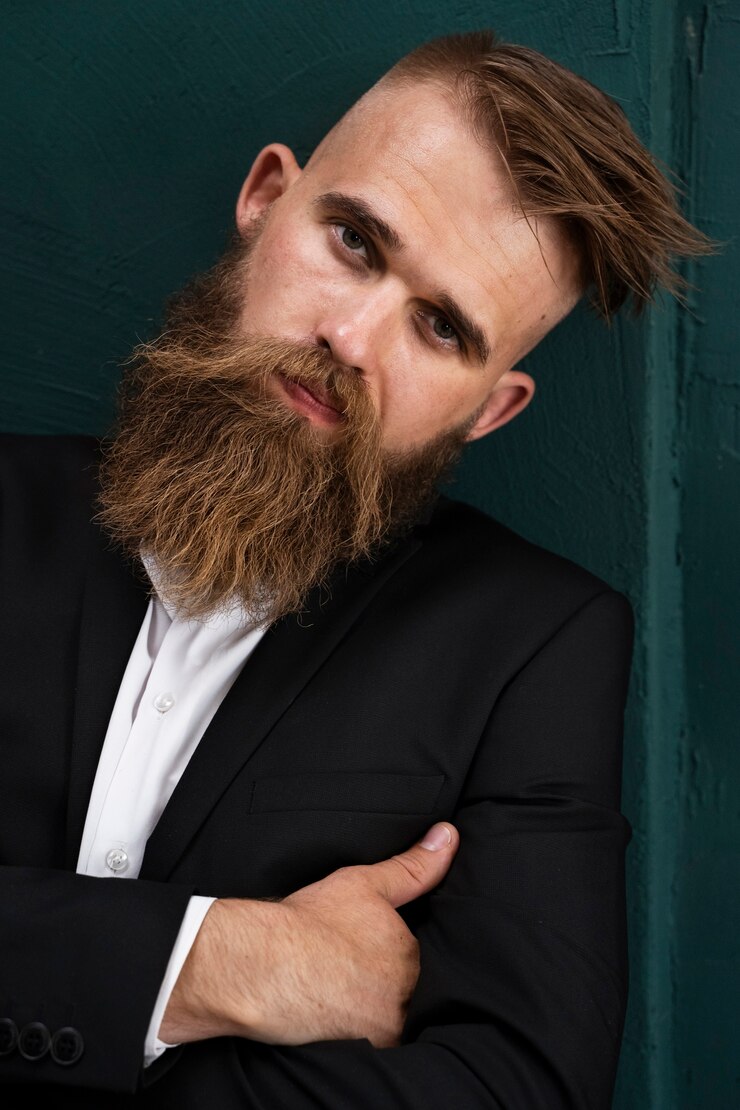 Foto grátis homem sensível posando tiro médio