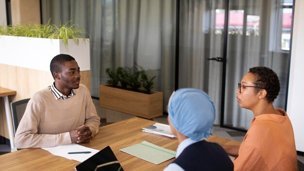 Homem sentado para uma entrevista de trabalho de escritório na mesa com seus empregadores