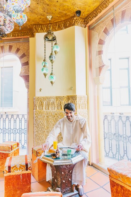 Homem, sentando, em, árabe, restaurante