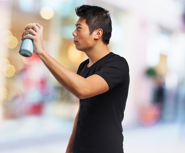 Homem sério com um spray na mão