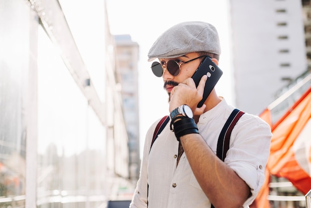 Foto grátis homem serio falando no telefone