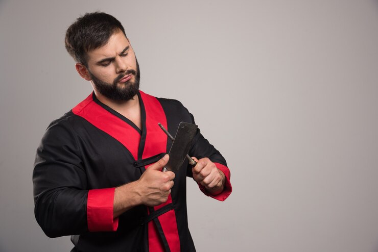 Foto grátis homem sério olhando na chave de fenda e na faca.