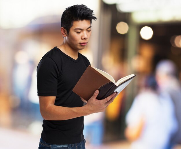 Homem sério que lê um livro