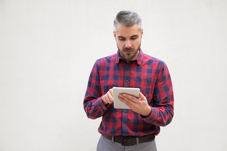 Foto grátis homem sério, usando o tablet pc