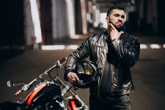 Homem sexy bonito na moto