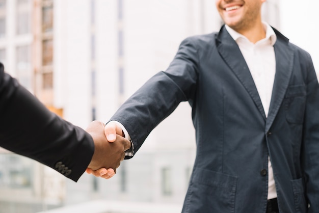 Homem sorridente agitado mão de colega