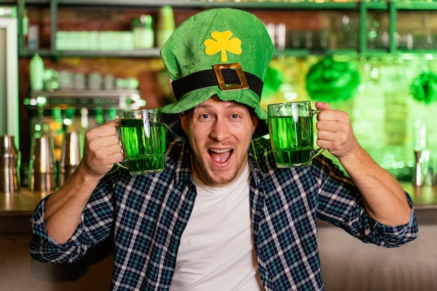 Homem sorridente celebrando st. dia de patrick no bar