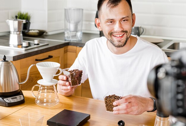 Foto grátis homem sorridente com grãos de café