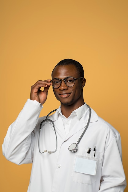 Foto grátis homem sorridente com jaleco plano médio