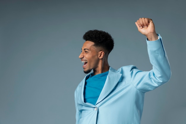 Foto grátis homem sorridente com jaqueta azul brilhante