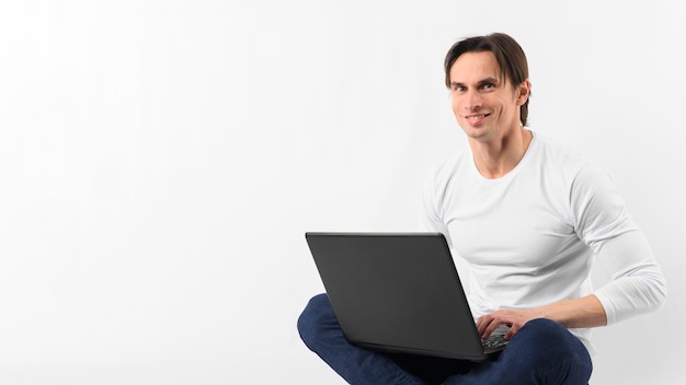 Homem sorridente com laptop