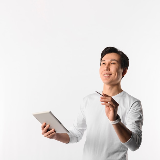 Foto grátis homem sorridente com tablet