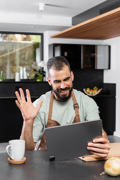 Homem sorridente com tiro médio segurando tablet