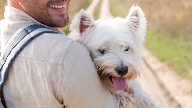 Foto grátis homem sorridente de close-up com cachorro