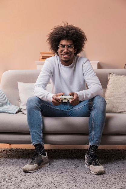 Homem sorridente de retrato jogando jogos