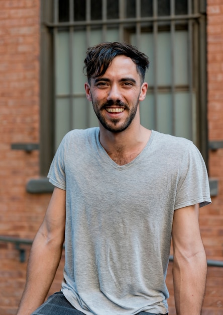 Homem sorridente de retrato, olhando para a câmera