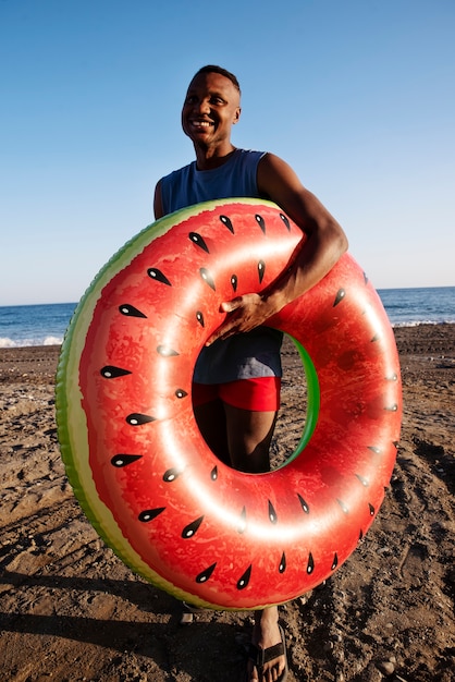 Homem sorridente de tiro completo segurando a tábua de salvação