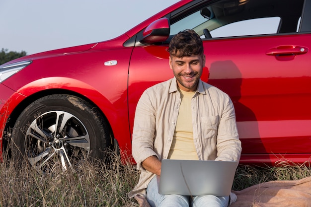 Foto grátis homem sorridente de tiro médio com laptop