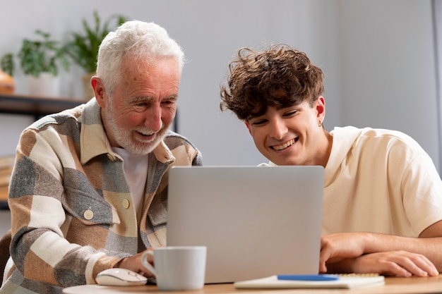 Homem sorridente de tiro médio e