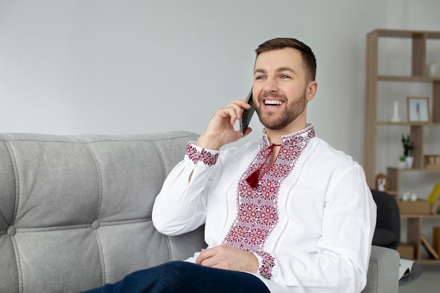 Foto grátis homem sorridente de tiro médio falando no telefone