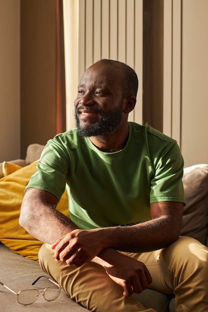 Foto grátis homem sorridente de tiro médio no sofá