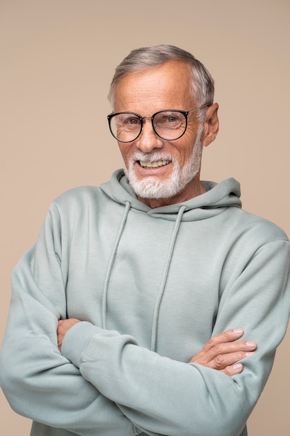 Foto grátis homem sorridente de tiro médio posando